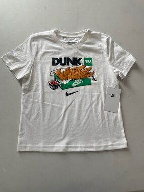 NEW! NIKE GRAPHIC DUNK ‘EM- NIKE SWOOSH CHICKEN TENDERS T-SHIRT. SIZE 7. BOYS.